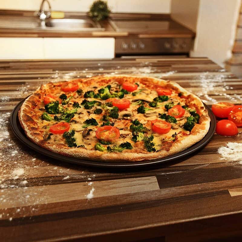 Relaxdays rundes Pizzablech 4er Set, Ø 30 cm - Anwendung