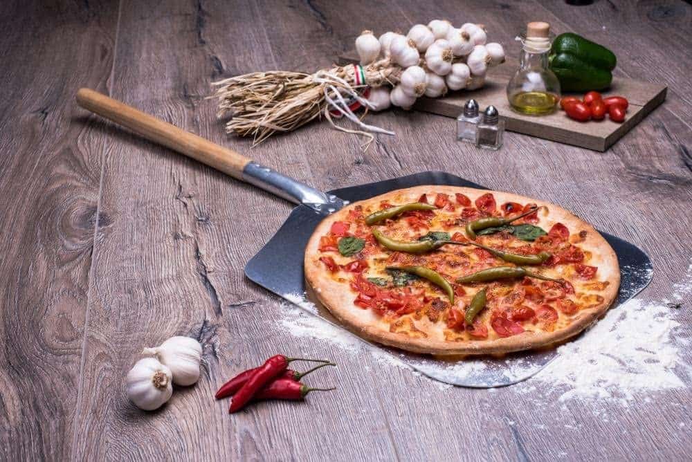 culinario Pizzaschaufel mit Holzgriff - Anwendung 1