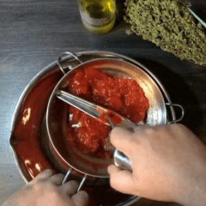 pizzasoße mit tomatenpassierer