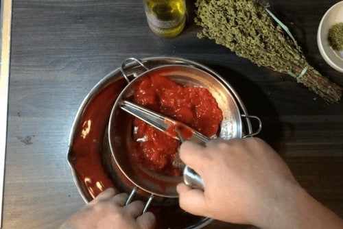 pizzasoße mit tomatenpassierer